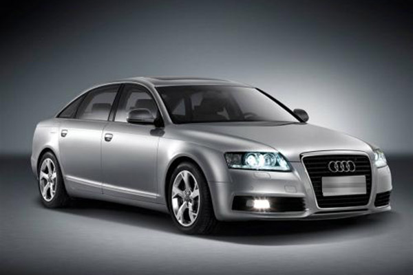 汽车涉水时应保证发动机运转正常